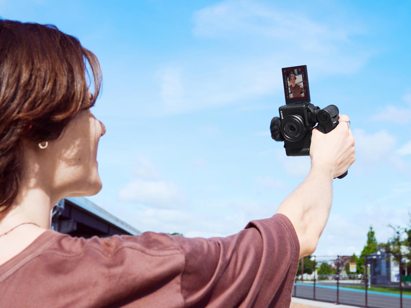 SONY Compact dedicata pentru vlogging ZV-1F 20.1MP, 7.6mm, F2 ISO 125-12.800, 1/32.000s, ZV1FBDI.EU - imagine 3